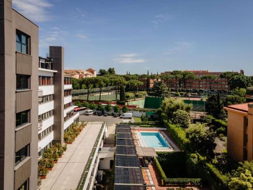 an aerial view of a building with a swimming pool at Ibis Styles Roma Aurelia in Rome