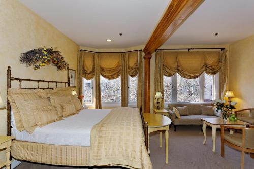 um quarto com uma cama, um sofá e janelas em Hotel Sausalito em Sausalito