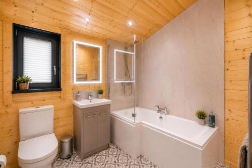 a bathroom with a tub and a toilet and a sink at 2 Bed in Nafferton oc-b31956 in Nafferton