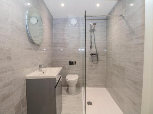 a bathroom with a shower and a toilet and a sink at 2 Bed in Southampton