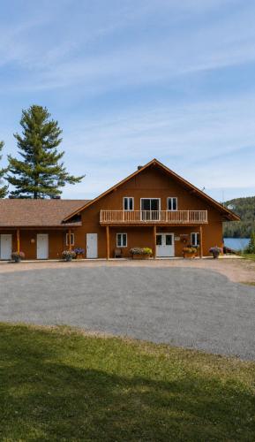ein Haus mit einer großen Auffahrt davor in der Unterkunft L'Ours Bleu in Lac-Saguay