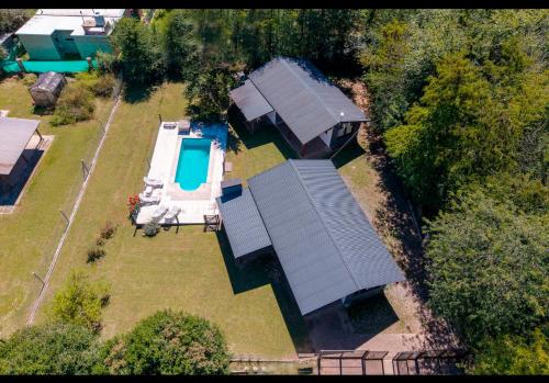 an overhead view of a house with a trailer at Cabañas Siddharta in Los Reartes