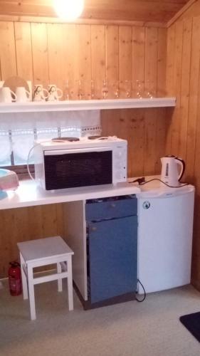 a microwave sitting on top of a white desk at Sæteråsen Hytter & Camping Trysil in Trysil