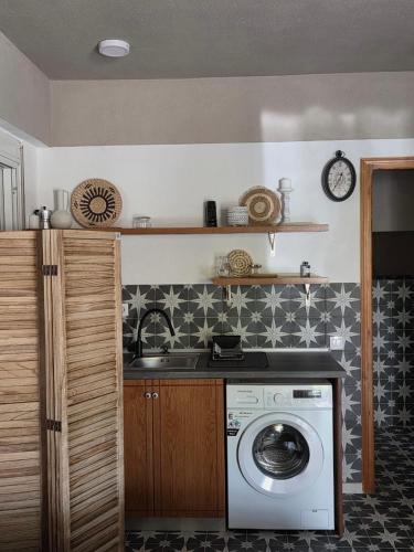 a kitchen with a washing machine in a room at Levanta apartment in Asprovalta