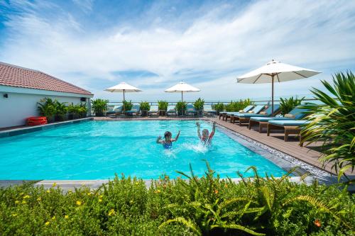 Little Oasis - An Eco Friendly Hotel & Spa — Pool view