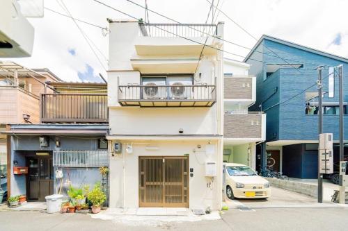 Ebv大阪 一棟完全貸切 ベッド7台 最大12名宿泊可能 和を感じるリビングでゆったりと過ごす