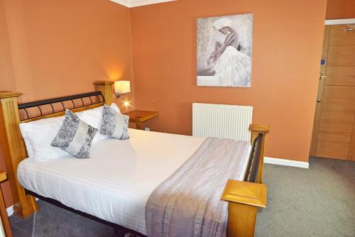 Ένα ή περισσότερα κρεβάτια σε δωμάτιο στο Dovedale Hotel and Restaurant