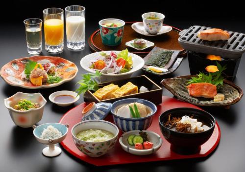 a table topped with different dishes of food and drinks at Kissho Caren in Higashiizu