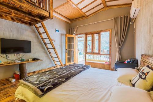 a bedroom with a large bed in a room at 莫干山后舍民宿 in Deqing