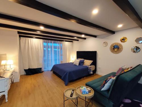 a living room with a bed and a couch at Terra loft in Líbano