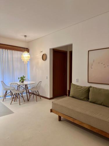 a living room with a couch and a table at Manay Preá, apartamento 2 quartos na melhor localização do Preá in Cruz