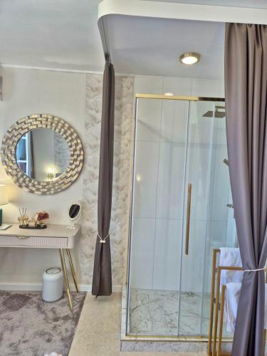 a bathroom with a shower and a mirror at Gyémánt Vendégház in Doba