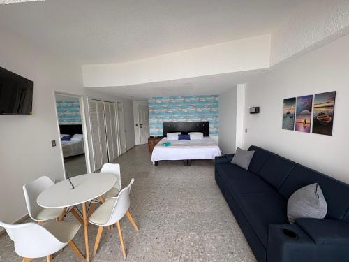 a living room with a couch and a bed at Loft con vista al mar, playa, wifi, súper ubicado in Acapulco