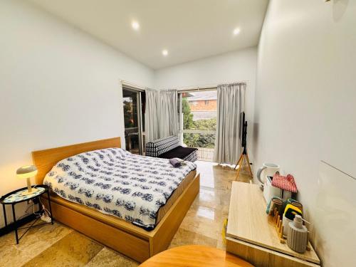 a bedroom with a bed and a window at Relax and Retreat Studio Flat in Glenwood