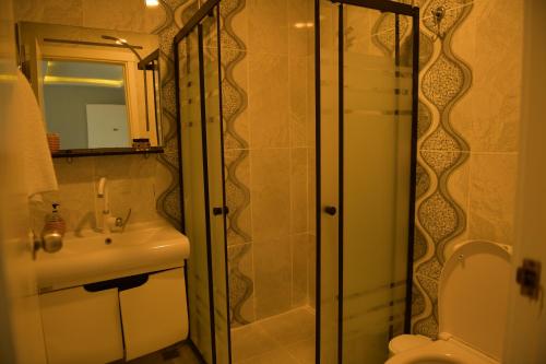 a bathroom with a toilet and a sink and a shower at Pasha Tatil Köyü in Akcaabat