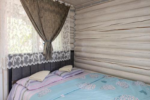 a bed in a room with a window at Fiesta in Solotvyno