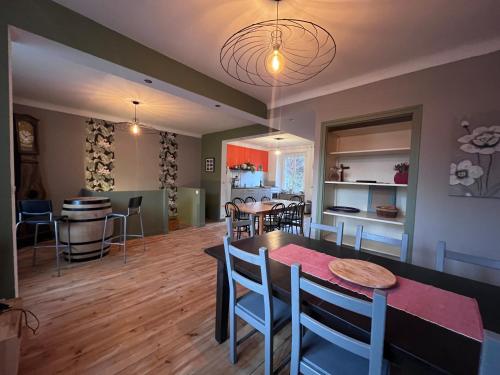 a kitchen and dining room with a table and chairs at Le Kompost'l chambre en gîte 2 pers in Saint-Privat-dʼAllier