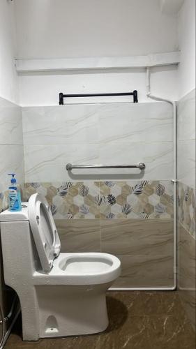 a bathroom with a white toilet in a room at 7Rooms Hotel Budget in Bandar  Pusat Jengka