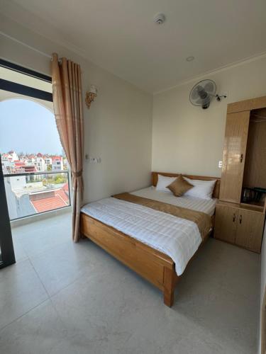 a bedroom with a bed and a large window at Morgan Hotel in Ấp Bình Hưng