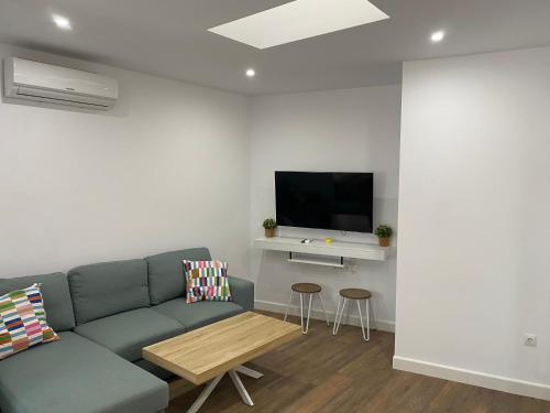 a living room with a couch and a tv at apartamento en centro in Chipiona