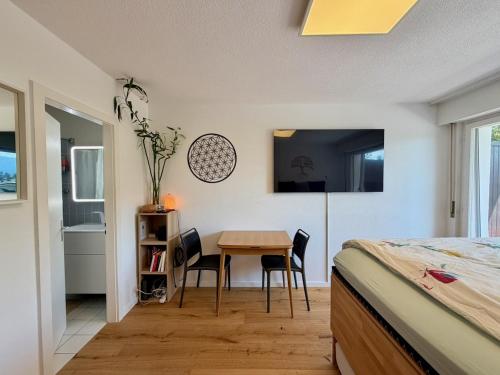 Studio Serenity, 4 min walk to center!