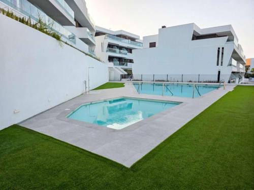 Pool - FREE Parking - Balcony - Close to stores photo 6