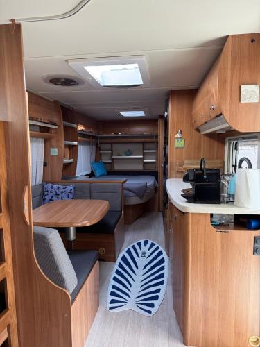 a kitchen and dining area of an rv at Przyczepa pod palemką in Jastarnia