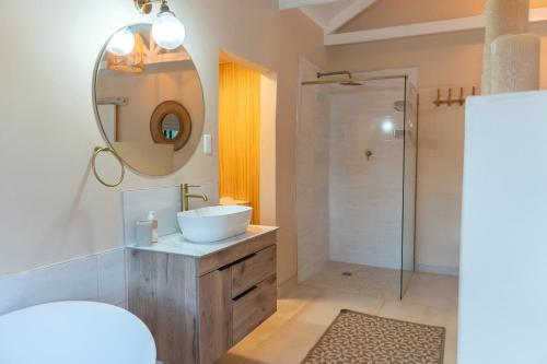 a bathroom with a sink and a mirror at Nicara Luxury Ecocabin Honeypunch in Keysers