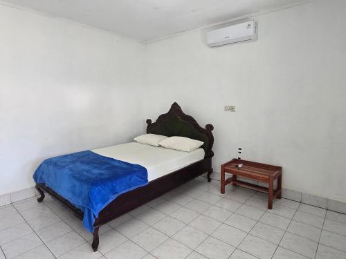 a bedroom with a bed and a table at Hotel Puma Bungalow in Huu