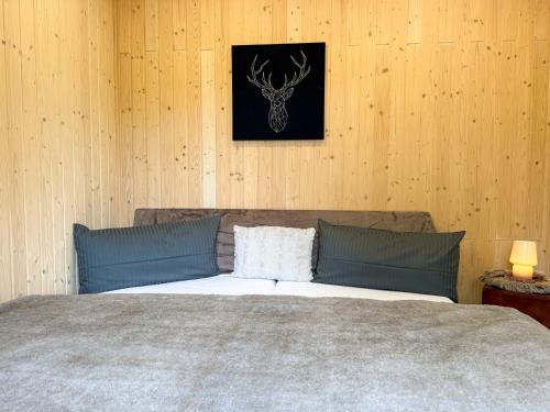 a bedroom with a bed and a picture on the wall at FewoCrew Devils Cabin Premium Tiny House nahe Teufelsmauer in Wienrode