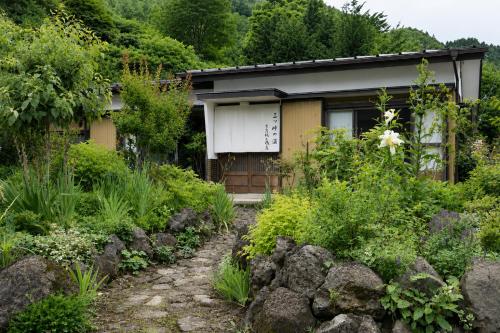 a house with a garden in front of it at 三ツ峠の宿 in Nishikatsuracho