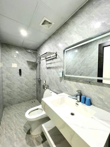a bathroom with a white sink and a toilet at Lộc phát hotel mộc châu in Làng Môn