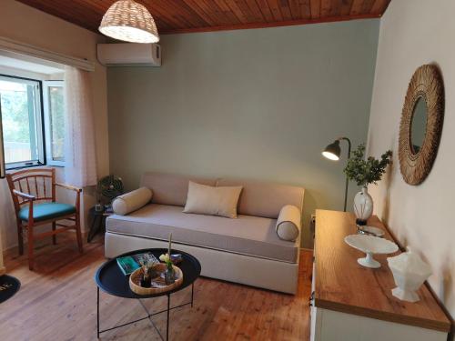 a living room with a couch and a table at Casa Tereza in Plátanos