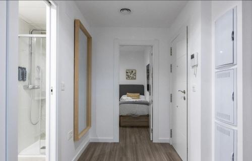 a white hallway with a bed in a bedroom at LM APARTAMENTOS Aguacate 5 in El Varadero