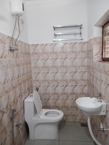 a bathroom with a toilet and a sink at Kasi Heritage Home Near Sree Padmanabha Swami Temple 800m in Trivandrum