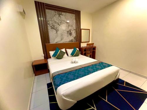 a bedroom with a large bed in a room at Near Jonker Street - JCITYHOTEL - FREE PARKING in Malacca