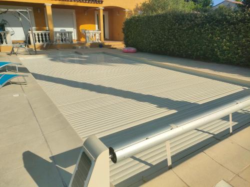 Villa climatisée calme et lumineuse avec un jardin verdoyant une piscine un terrain de tennis