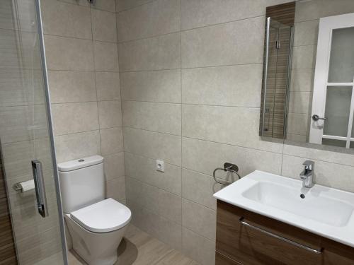 a bathroom with a toilet and a sink at Apartament Blau Marí in Roses