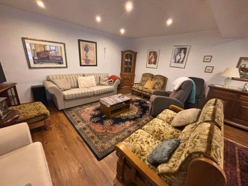 a living room with couches and a couch at EifelRuhe 2 - Komfortable Ferienunterkunft für bis zu 10 Gäste mit 4 Schlafzimmern, großer Küche und genug Parkplätzen - ideal für Gruppen und Familien, Hunde zulässig in Losheim