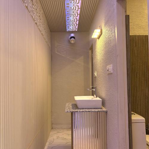 a bathroom with a sink and a mirror at The Cubicle in Haldwāni