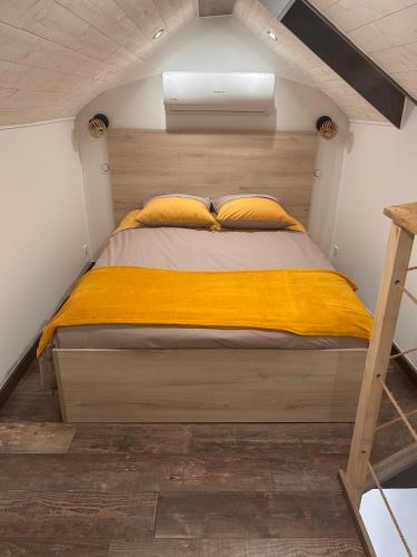 a bed in the middle of a small bedroom at Refuge de la Basilique in Charleville-Mézières