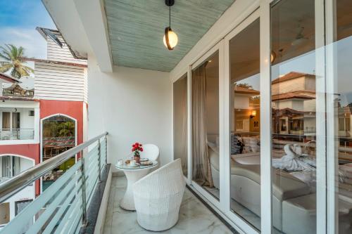 a balcony with a tub and a sink at Hotel Shanti Solitaire, Arpora in Arpora