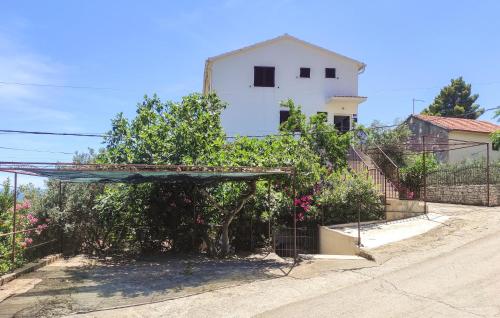 Beautiful Apartment In Okrug Gornji With Wifi