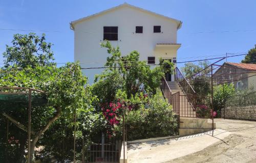 Beautiful Apartment In Okrug Gornji With Wifi
