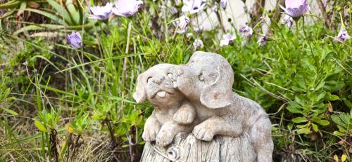 a statue of an elephant sitting on a post at Cabañas La Campiña Algarrobo in Algarrobo