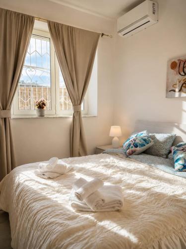 a bedroom with a bed with towels on it at Casa Gimaga in Pozzuoli