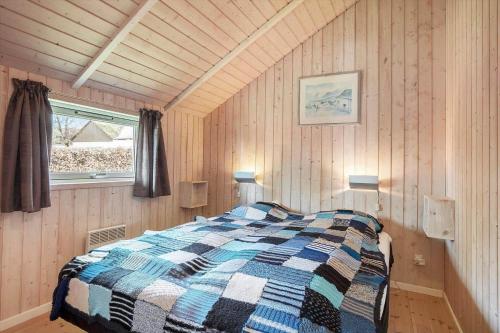 a bedroom with a bed in a room with a window at FY187-Asperup-Bogevangsvej-1 in Asperup