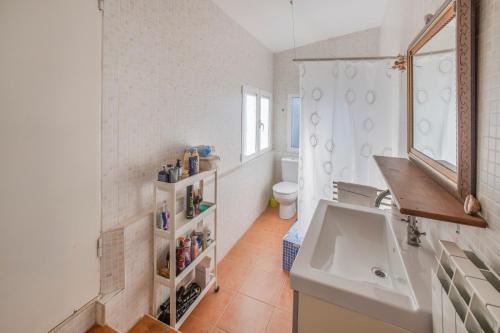 a bathroom with a sink and a toilet at San José Moratalla in Moratalla