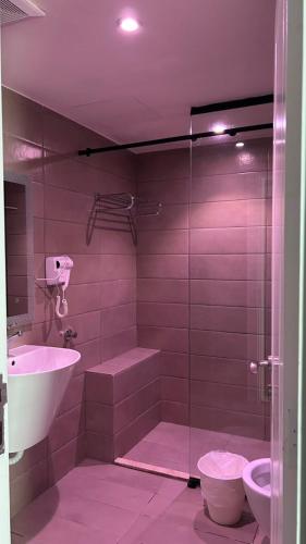 a bathroom with a shower and a sink and a toilet at فيلا درة العروس 2 in Durat Alarous