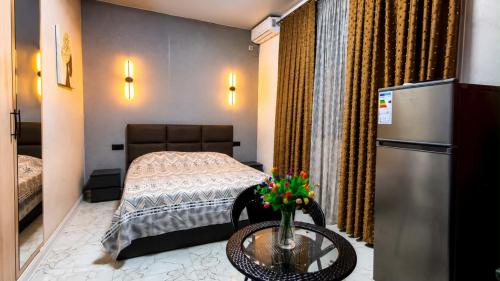 Llit o llits en una habitació de Hotell Anna Ureki